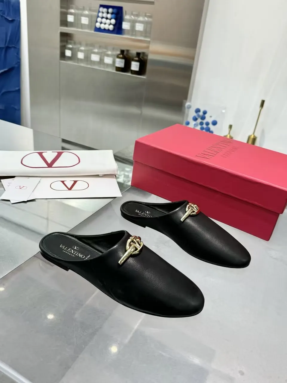 👟👟Ex-factory price 520👟👟 Valentino’s hottest new product in 2025, the new slippers are also easy to wear...😈😈😈 The latest logo buckle Perfectly combined with sexiness❤️‍🔥❤️‍🔥❤️‍🔥❤️‍🔥It is simply the pinnacle of summer fashion💖💖💖💖Original replica Outsole: Italian genuine leather outsole Heel height: Flat heel Size: 35-39 (40 41 42 customization is non-returnable and non-exchangeable)